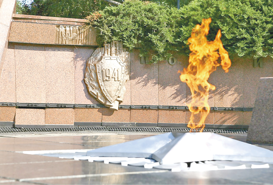 Из поколения в поколение: в Крыму чтят память жертв Великой Отечественной войны