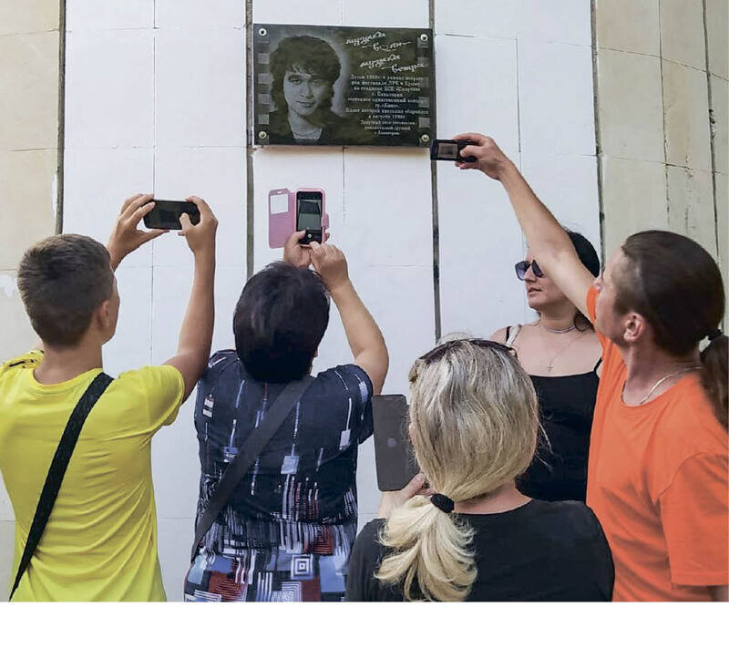 В Евпатории открыли мемориальную доску Виктору Цою