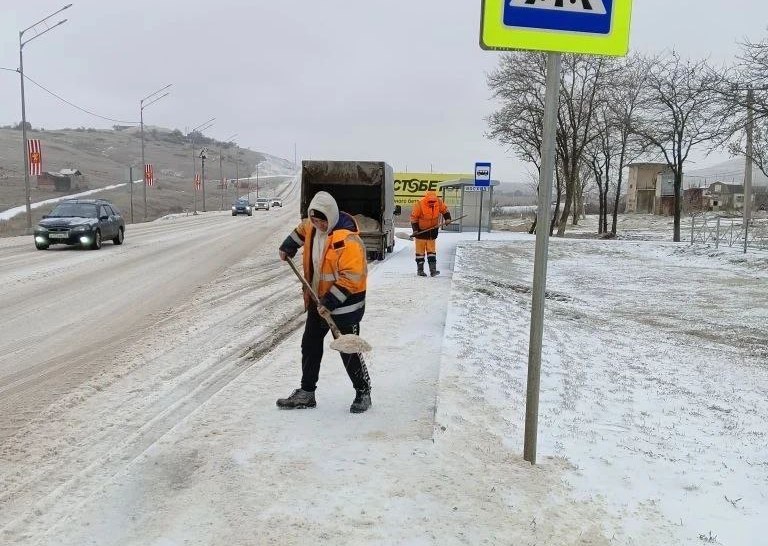 Круглосуточная работа: свыше 200 тысяч квадратных метров снега убрано за день на дорогах Крыма