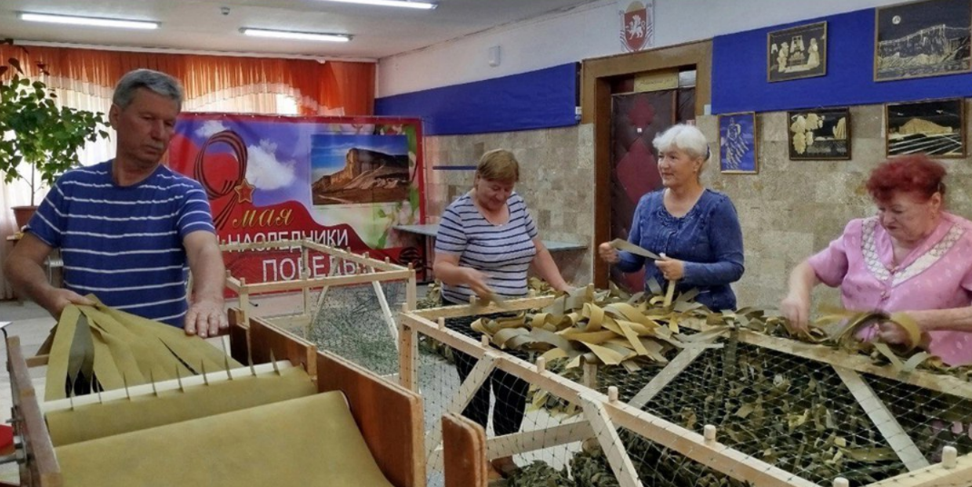 60 маскировочных сетей для военнослужащих сплели активисты крымских центров общения старшего поколения