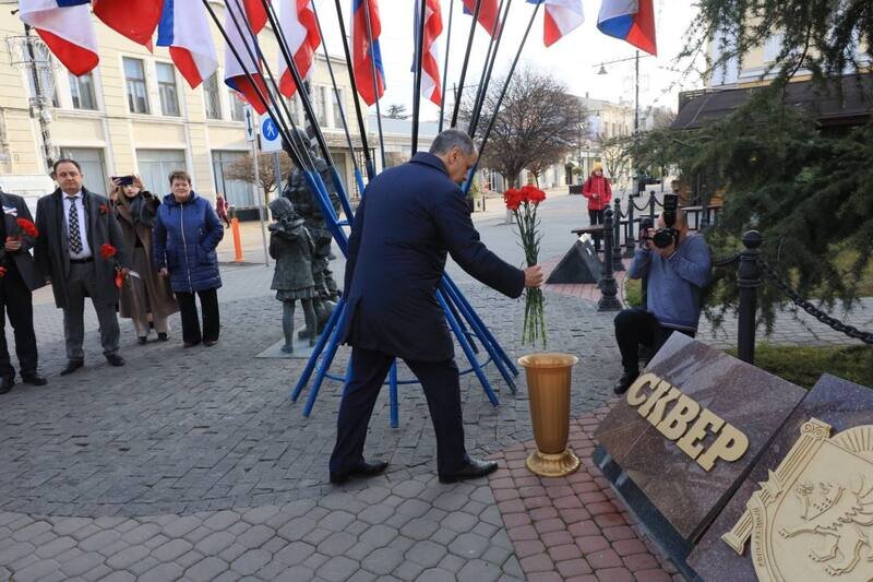 В Симферополе возложили цветы к памятному знаку в «Сквере Республики»