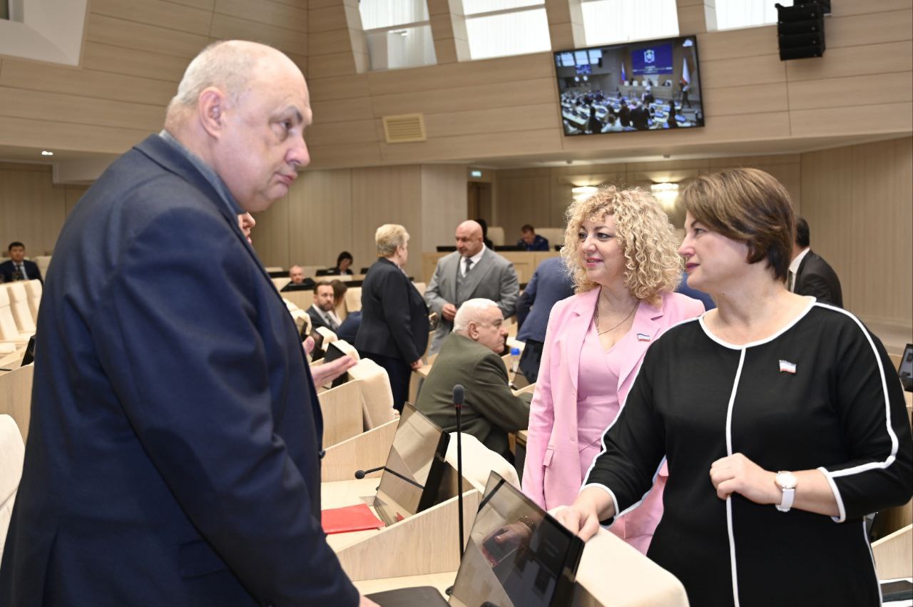 В Симферополе проходит сессия Госсовета Крыма - фоторепортаж