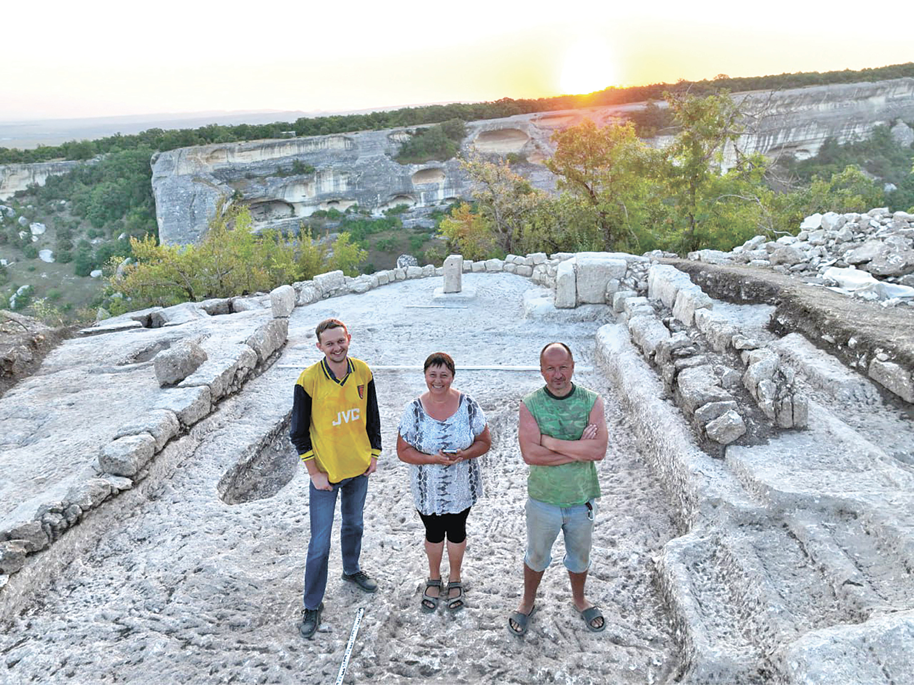  Раскопка храма на плато Эски-Кермен, перстень-лекарь из  Лучистого и диадема 5 века: будни крымских археологов 