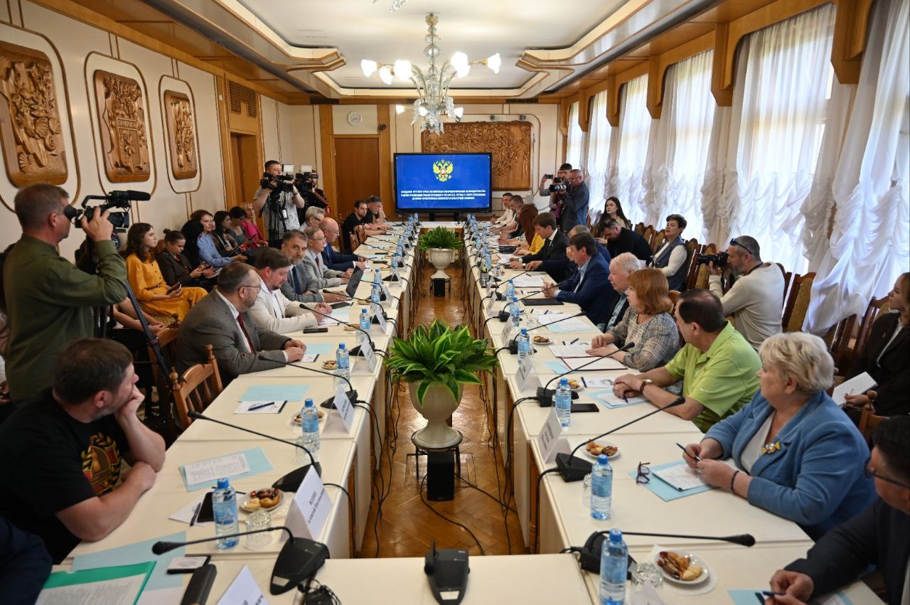 Запрет пропаганды враждебных идей и лишение гражданства людей с антироссийской позицией: в Симферополе обсудили укрепление духовно-нравственных ценностей