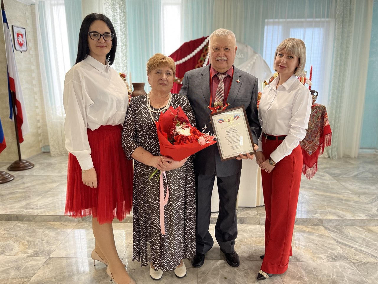 Как по маслу: керченские пенсионеры отметили 50 лет супружеской жизни и накормили друг друга блинами