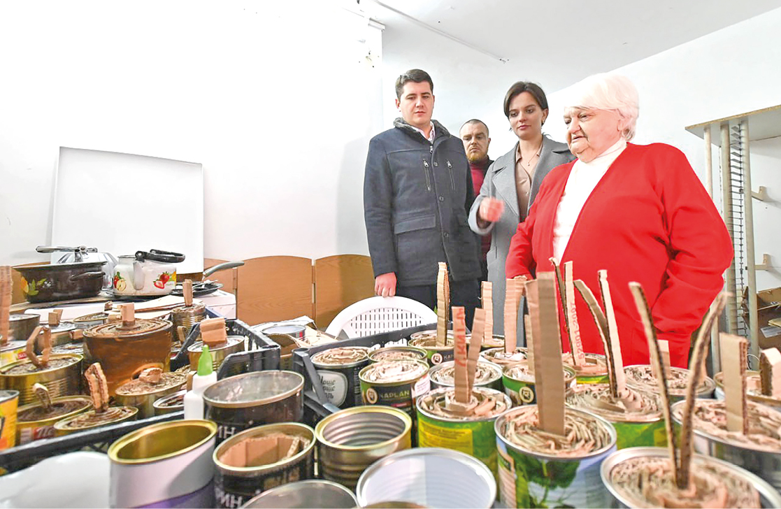 В бывшем бомбоубежище Гурзуфа ветераны Артека плетут масксети и «леших» для бойцов в зоне СВО