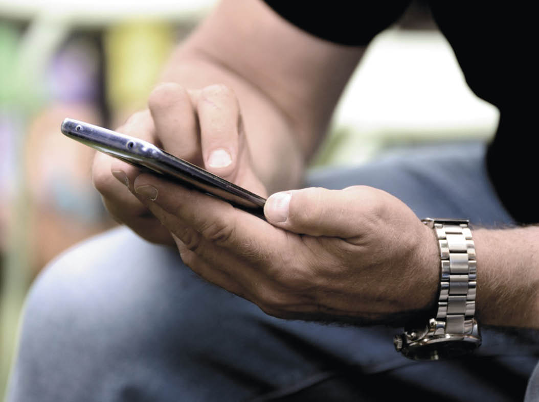 Почему «залипание» в телефоне особенно опасно для мужчин