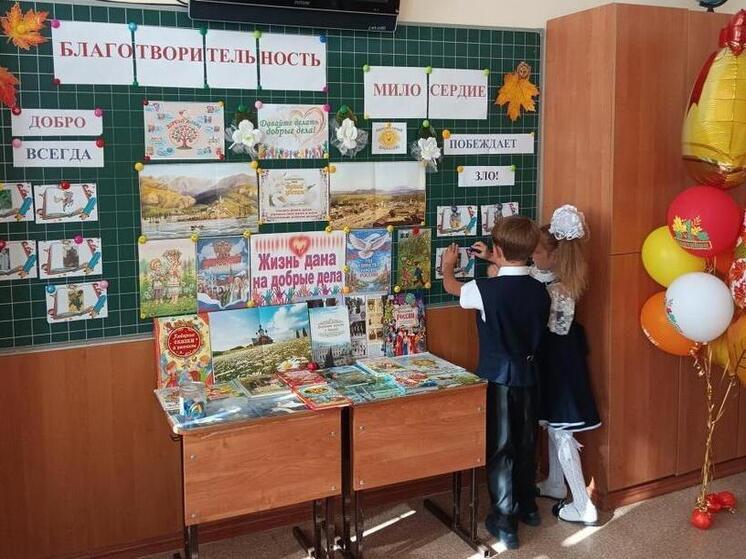 Симферопольские школьники приняли участие в патриотической акции "Традиций живая нить"