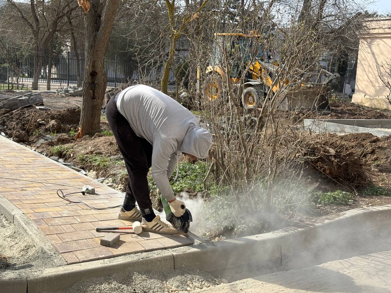 В Евпатории благоустраивают 8 дворовых территорий