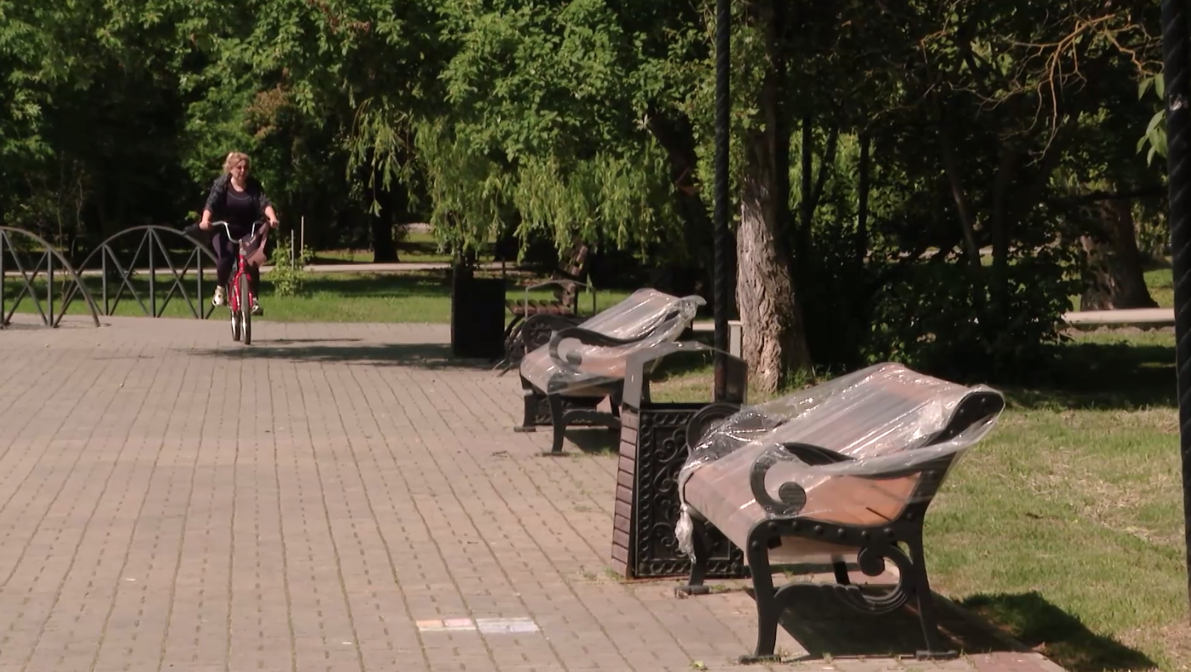 В Гагаринском парке Симферополя обновили более 50 скамеек