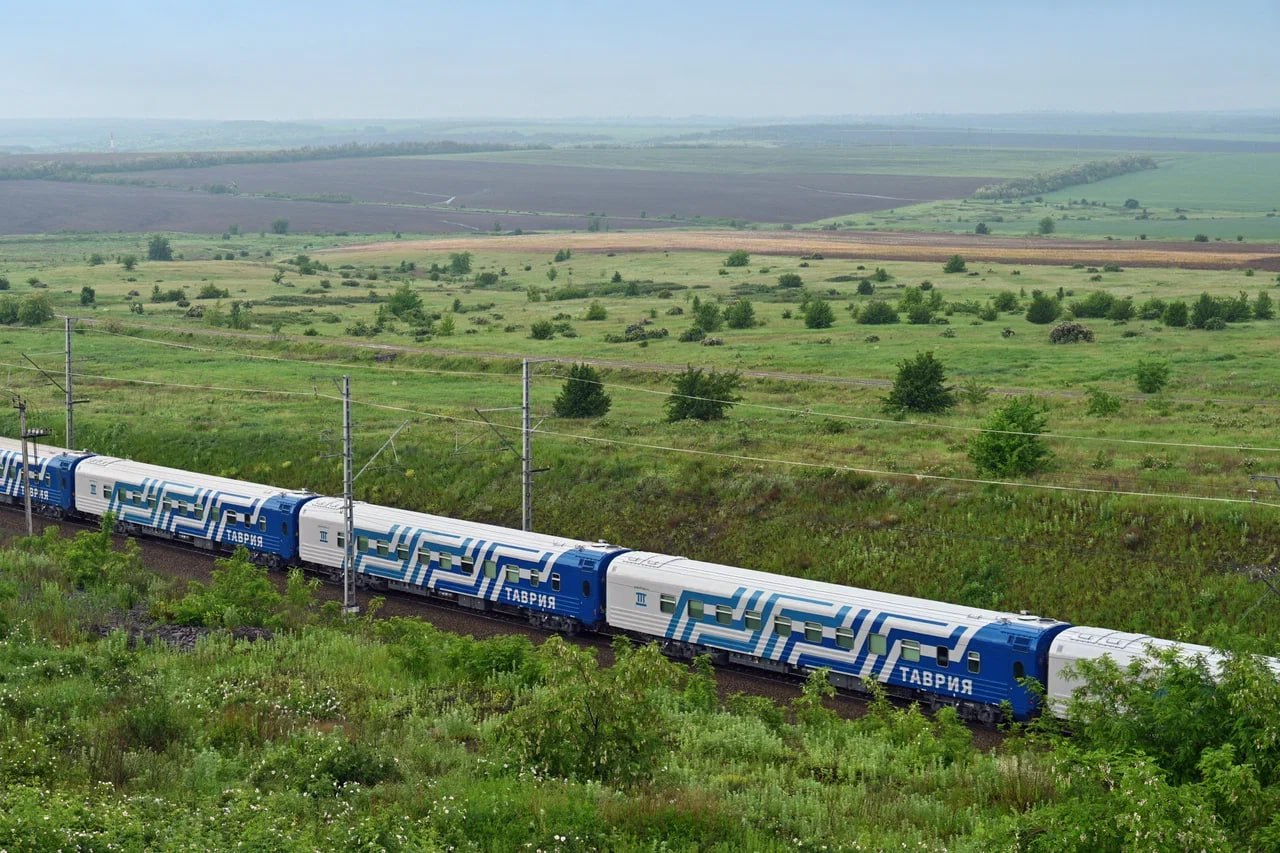 В Крым с ветерком: в первый рейс отправился ускоренный поезд "Таврия"