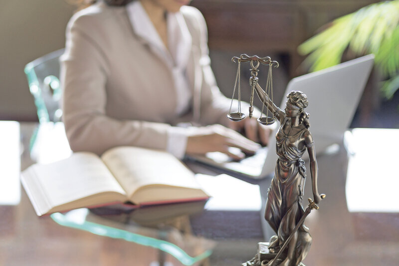 С какими интересными делами сталкивается современный юрист, роль психологических игр и как себя обезопасить - интервью