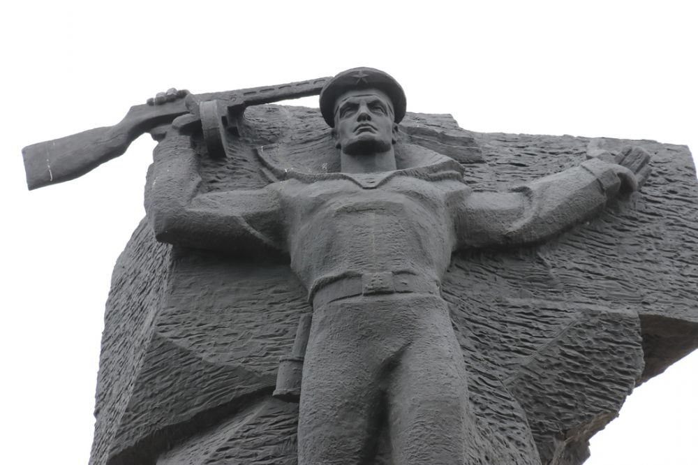 Осквернивших Обелиск Славы в Феодосии подростков задержали