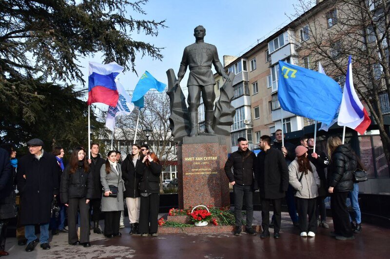 Пример мужества и воинской доблести: в Симферополе почтили память Амет-Хана Султана