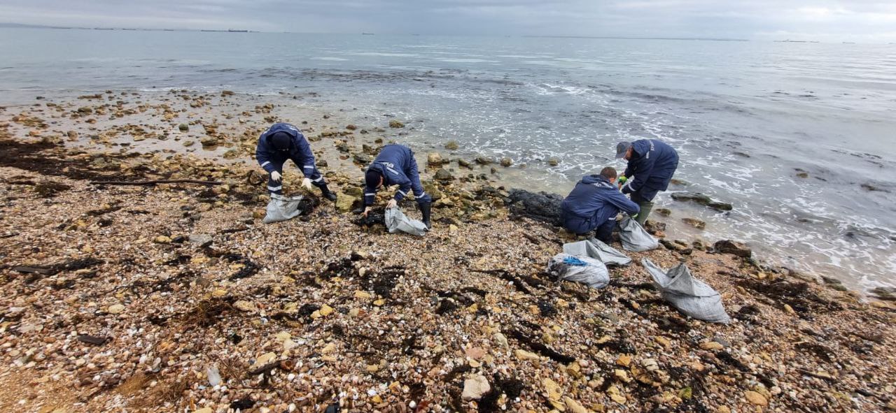 Для ликвидации пятен в акватории Керченского задействованы почти 10 тысяч человек и 3 судна