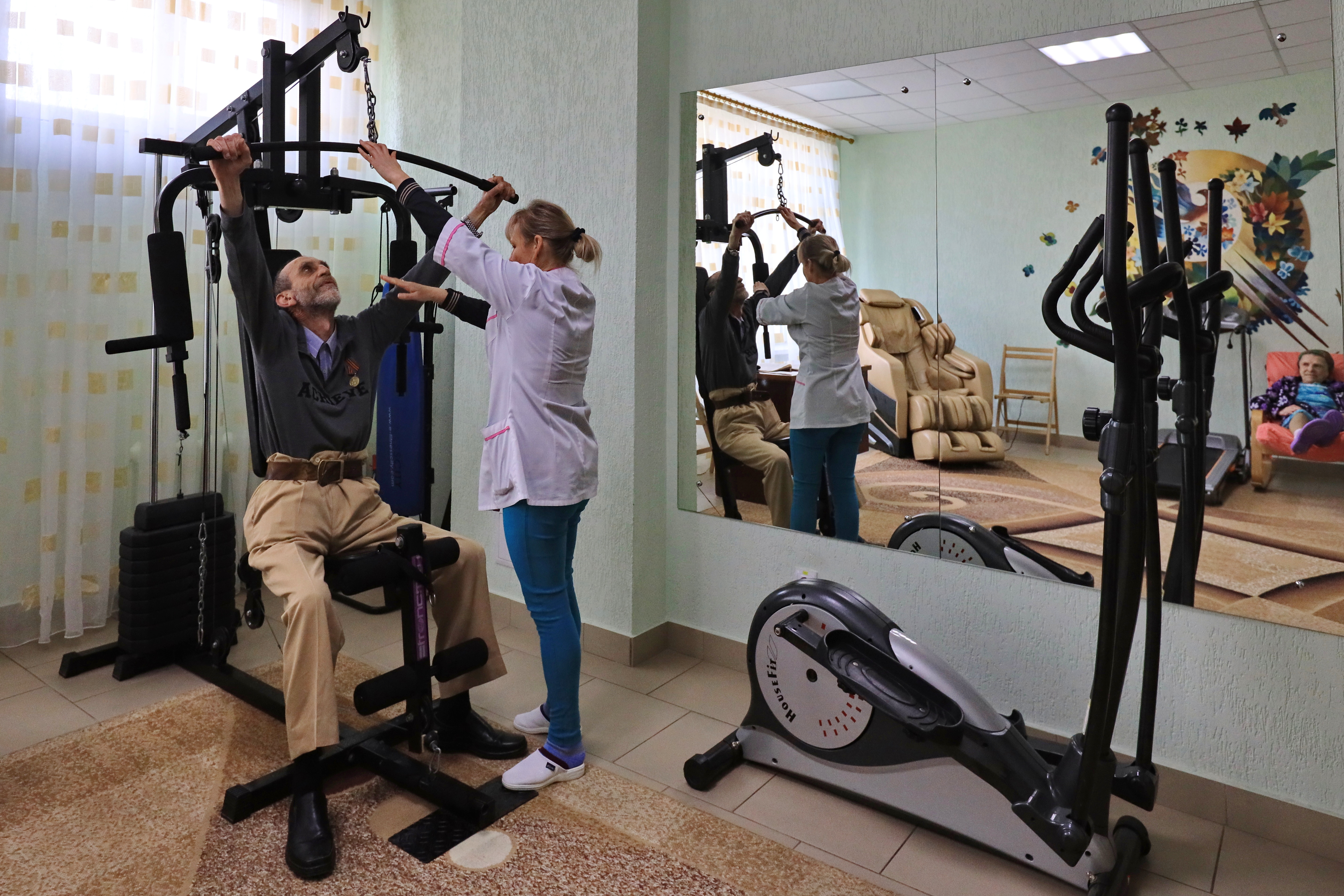 С трудными судьбами: как проходят будни постояльцев домов престарелых