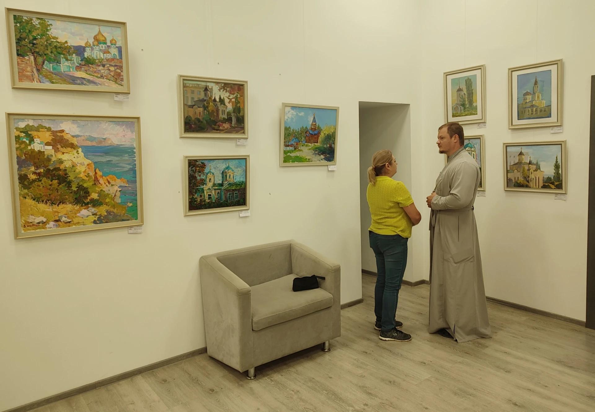 «Храмы на рассвете»: в Евпатории открылась выставка молодых художников