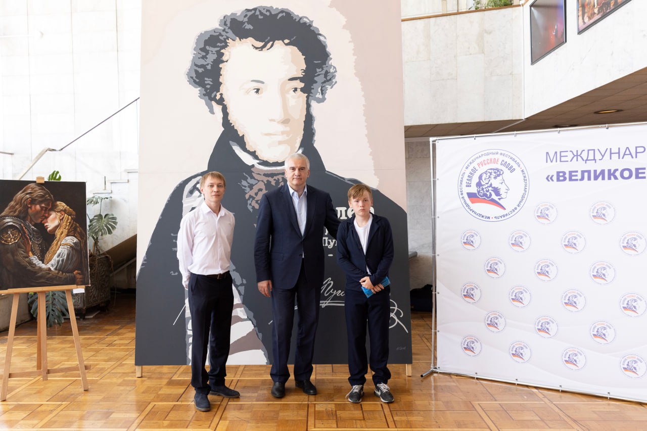 Аксёнов: сегодня сила русского слова не менее важна, чем сила оружия