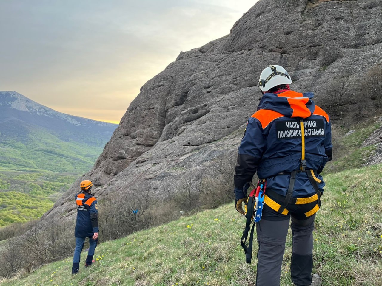 Как зимой снимают туристов со скал, поиски потерявшихся, истории спасенных в лесу, поле и горах : интервью со спасателем МЧС России