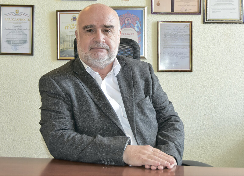 Зарплаты учителей, переучивание новых российских кадров и вектор школьного воспитания: интервью