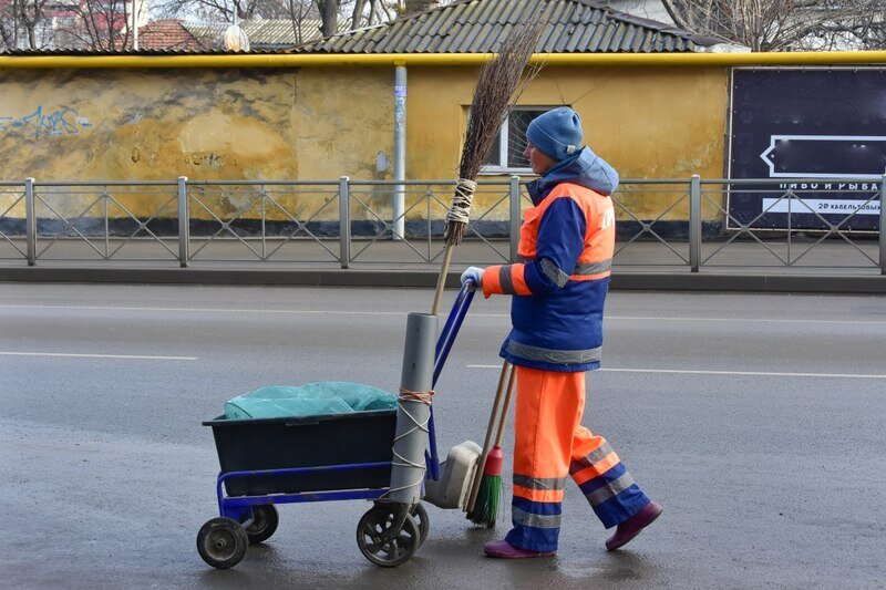 В Симферополе началась уборка городских кладбищ