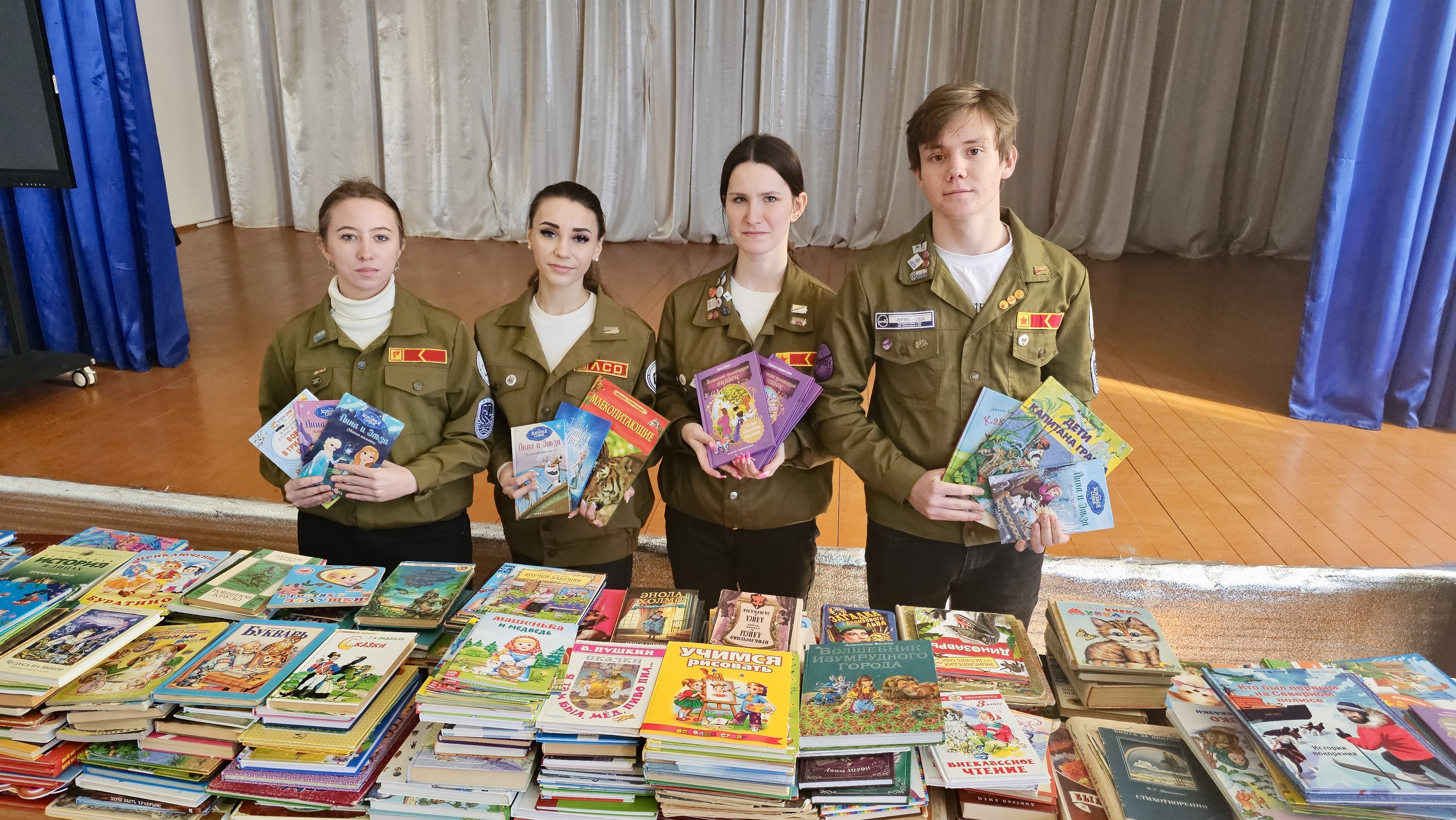 Крымские студотряды передали детям более 1000 книг