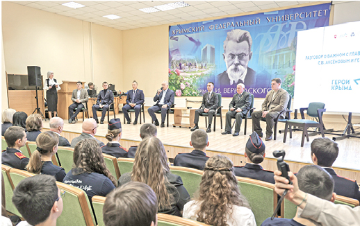 Михаил Гладчук Гладчук Беседа с героем.jpg