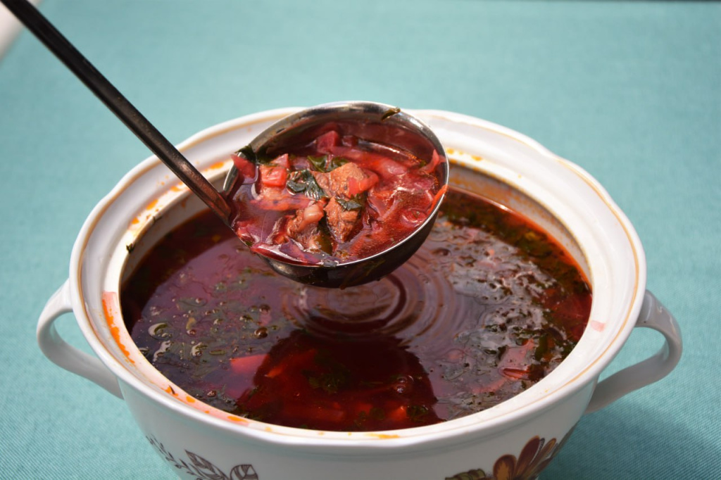 Лекарство и яд в одной тарелке: кому опасно есть красный борщ