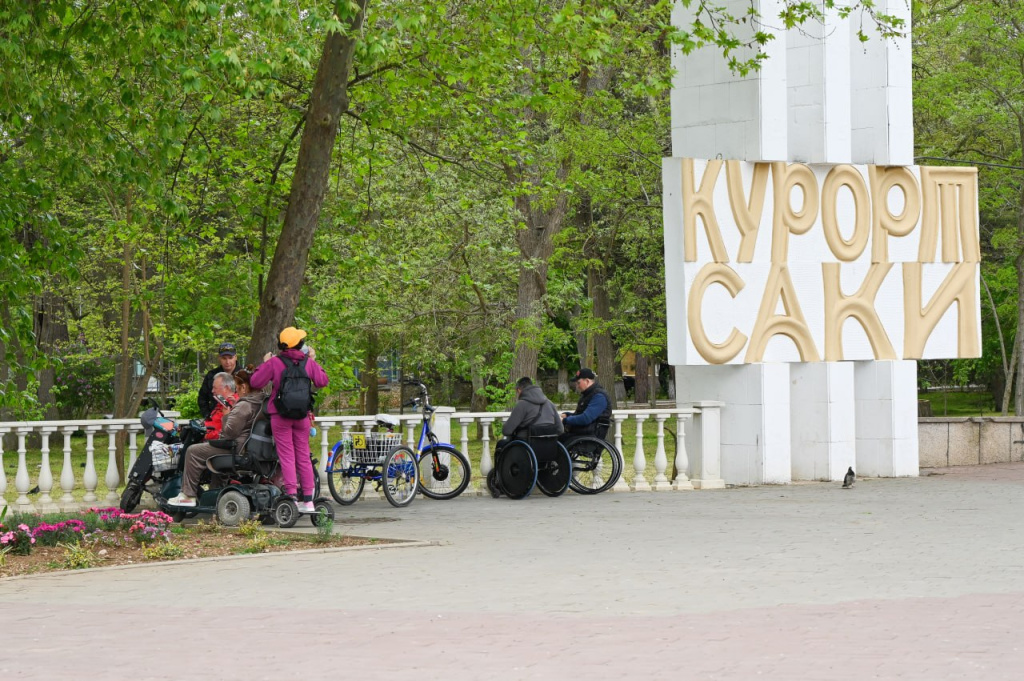В Саках открыли Центр помощи для маломобильных граждан, где можно зарядить электроколяску