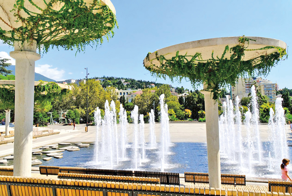 Фото: Сергей Аксёнов/Телеграм/ В Алупке уже провели масштабную реконструкцию, благодаря которой городу вернули аутентичный облик XIX века и создали новые точки притяжения. А Зуя, можно сказать, первая ласточка в степной части Крыма.  7алупка.jpg