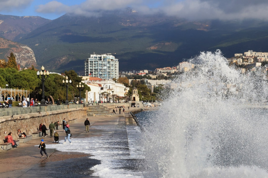 Обледенение судов и волны до 5 метров: штормовое предупреждение объявлено в акваториях Крыма
