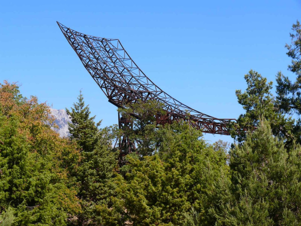 Вот уже 65 лет глядит в небо антенна, принимавшая участие в уникальных экспериментах. Вот уже 65 лет глядит в небо антенна, принимавшая участие в уникальных экспериментах.