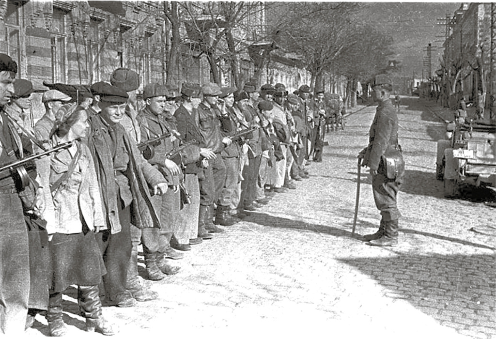 открытие источники. Партизаны в освобождённом Симферополе 27-1.jpg