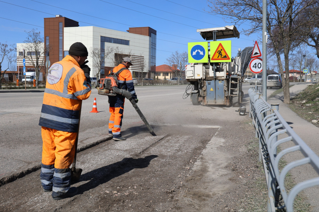 В Симферополе с начала года отремонтировали около 5 тысяч кв.м дорожного покрытия
