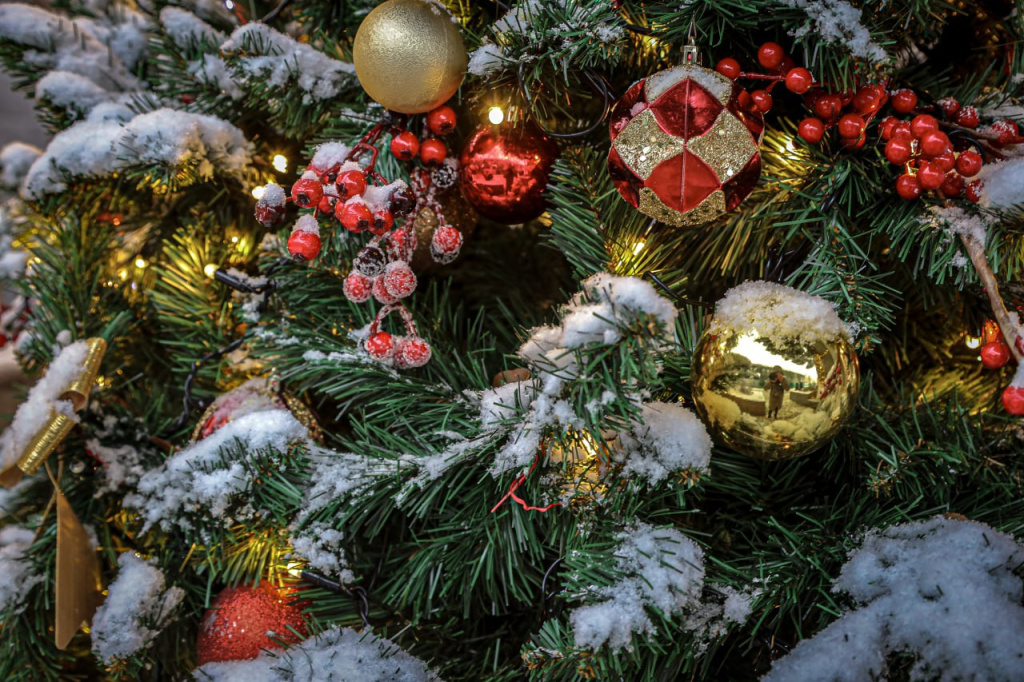 Штраф до 800 тысяч: как украсить подъезд к Новому году и не нарушить закон