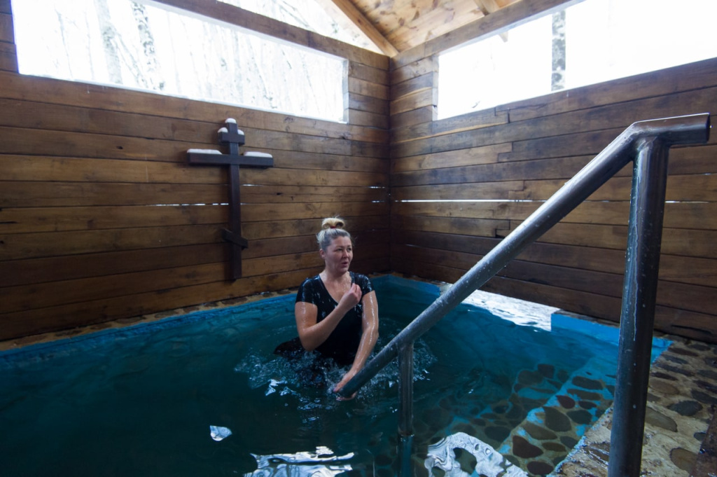 Купель без молитвы - просто моржевание: священник о сути Крещенских обрядов