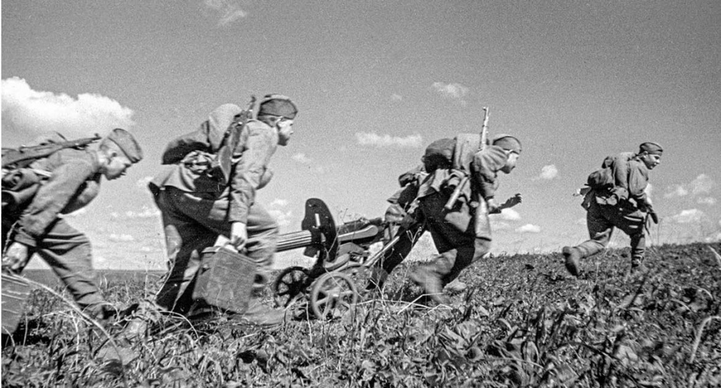 Расчёт советского станкового пулемёта максим меняет позицию во время боёв на Курской дуге. Фото: Фёдор ЛЕВШИН. 1943 г. 5-1.jpg