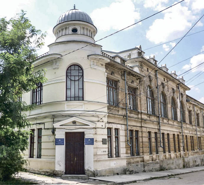 Здесь, на углу улиц Студенческой и Курчатова, находился кабинет Вернадского в бытность его ректором Таврического университета 5-2.jpg