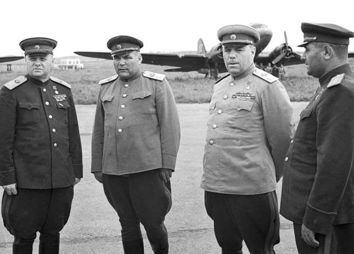 Маршалы Советского Союза: командующий 1-м Дальневосточным фронтом Кирилл Афанасьевич Мерецков, командующий Забайкальским фронтом Родион Яковлевич Малиновский и главнокомандующий советскими войсками на Дальнем Востоке Александр Михайлович Василевский на аэродроме Дайрен (Далянь). Фото: Евгений ХАЛДЕЙ, 1945 г 4-2.jpg