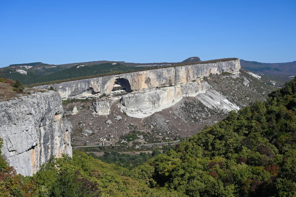 В МЧС Крыма объяснили, почему летний и бархатный сезоны – самая "горячая" пора в работе спасателей в горах 