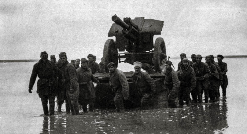 Советские солдаты переправляют на понтоне 122-мм гаубицу образца 1938 года М-30 через залив Сиваш (Гнилое море). Ноябрь 1943 г. 5-2.jpg
