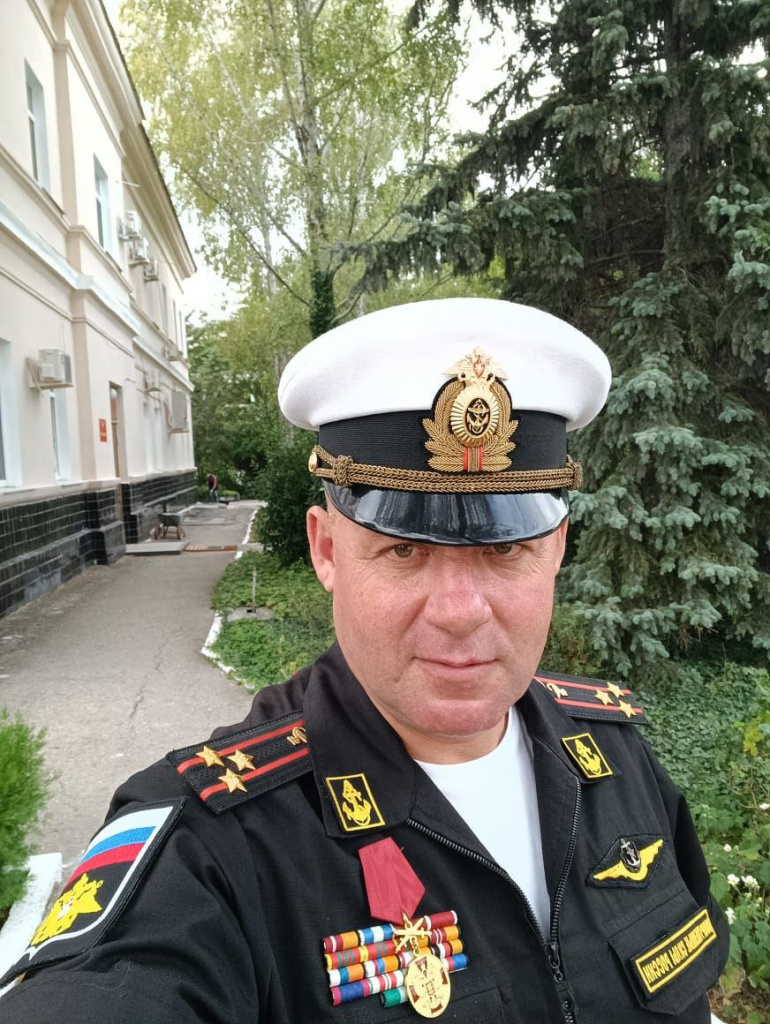Владимир Пасякин Ивашин Иван с орденом.jpg