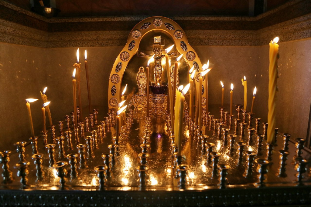 Священник рассказал, как правильно поминать усопших в Радоницу