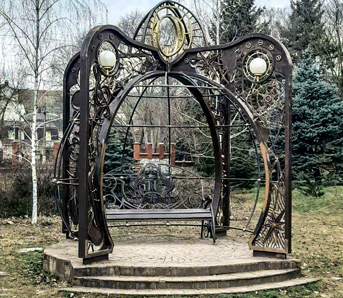 «Ноосферная беседка» – своеобразное олицетворение учения Вернадского – украшает Ботанический сад Крымского федерального университета 4-2.jpg