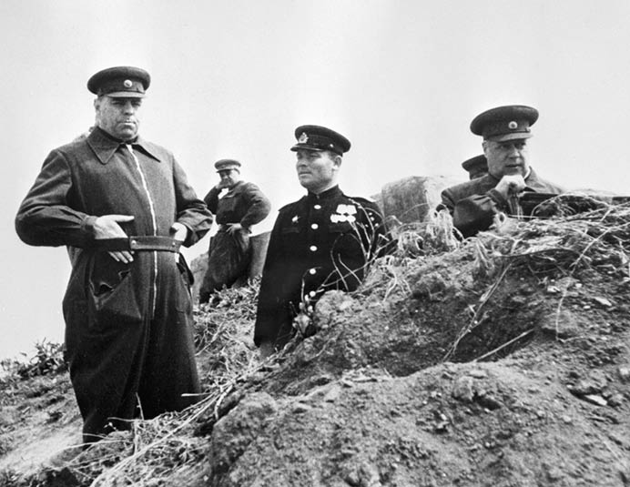 Представитель Ставки Верховного главнокомандования, начальник Генерального штаба РККА Маршал Советского Союза Александр Михайлович Василевский (слева) и командующий 4-м Украинским фронтом генерал армии Фёдор Иванович Толбухин (крайний справа) наблюдают за ходом боевых действий на подступах к Севастополю. В центре фотографии – начальник штурманской службы 11-й штурмовой авиационной Новороссийской Краснознамённой дивизии ВВС Черноморского флота майор Степан Григорьевич Чепиженко. 8-2.jpg