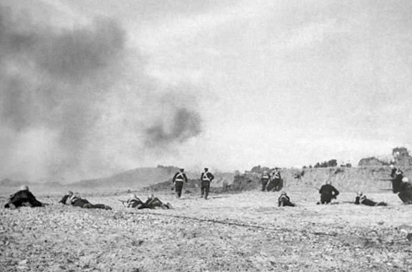 из открытых источников/Советская морская пехота в бою под Севастополем, 1942 год. Фото из открытых источников