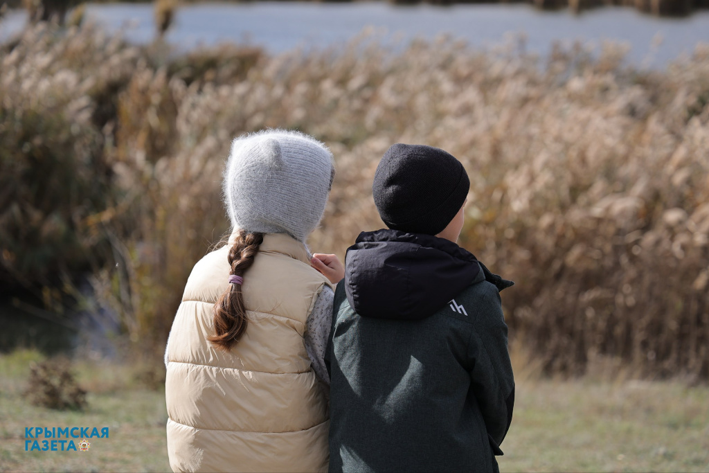 Общаться нужно серьёзно, но не запугивать: психолог рассказала, как научить детей не брать в руки незнакомые предметы