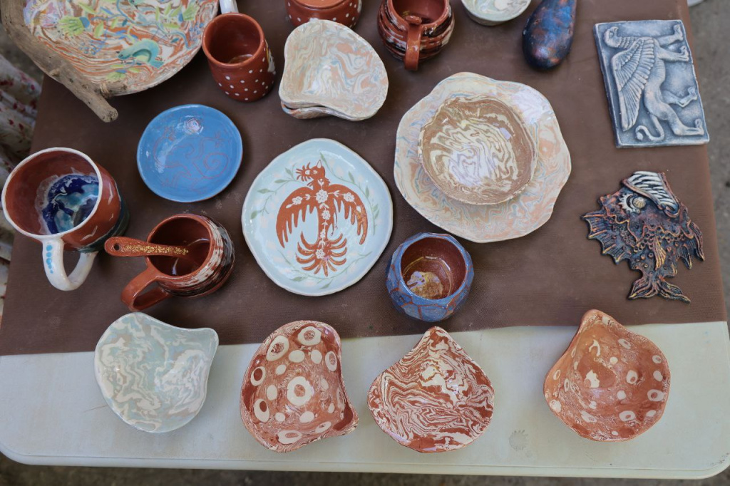 Бусы можно унести с собой: в Керченском музее древностей запустили мастер-класс по росписи изделий из глины