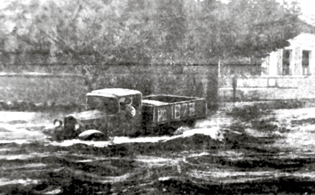 1939—1940, На Внешней улице после ливня/ Автор: И. Блох /Источник: http://simferopol.in/topic/8754-eshe-chut-foto-simferopolja/pagest1560 4-маяк2.jpg