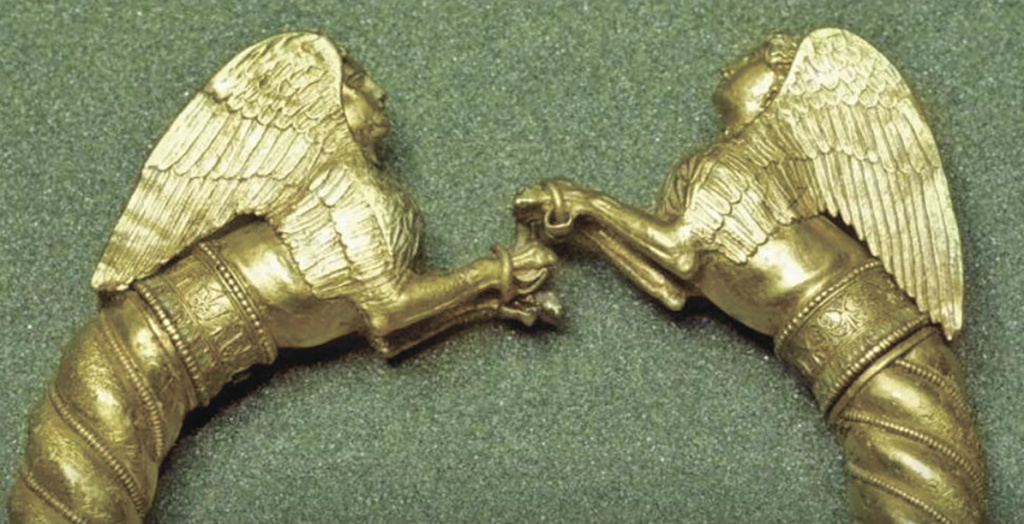 Это золото украшало скифскую царицу, ушедшую в мир теней следом за супругом. Фото: Кирилл Белозёров 22-3.jpg